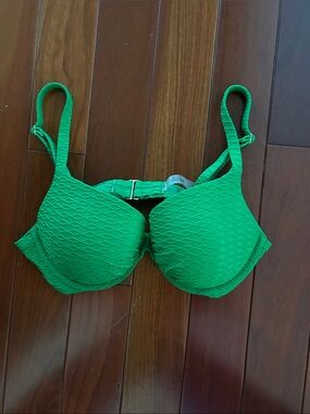 NWOT Victoria’s Secret Textured Underwire Padded Swim Top - Women 36C